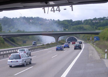 Aufgenommen aus einem Löschfahrzeug während der Anfahrt zum Engelbergtunnel