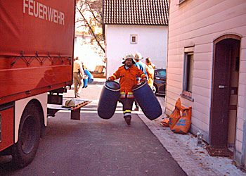 Fässer zur Zwischenlagerung des Heizöls werden zum Einsatzort gebracht