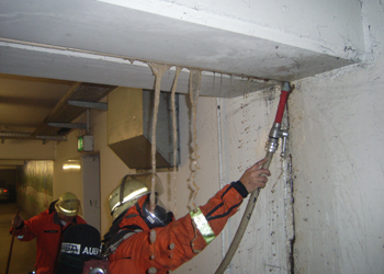 Brandbekämpfung mit Wasser und Netzmittel