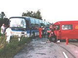 Kleinlastwagen prallt frontal gegen Reisebus