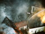 Vier Fachwerkgebäude im Ortskern in Flammen